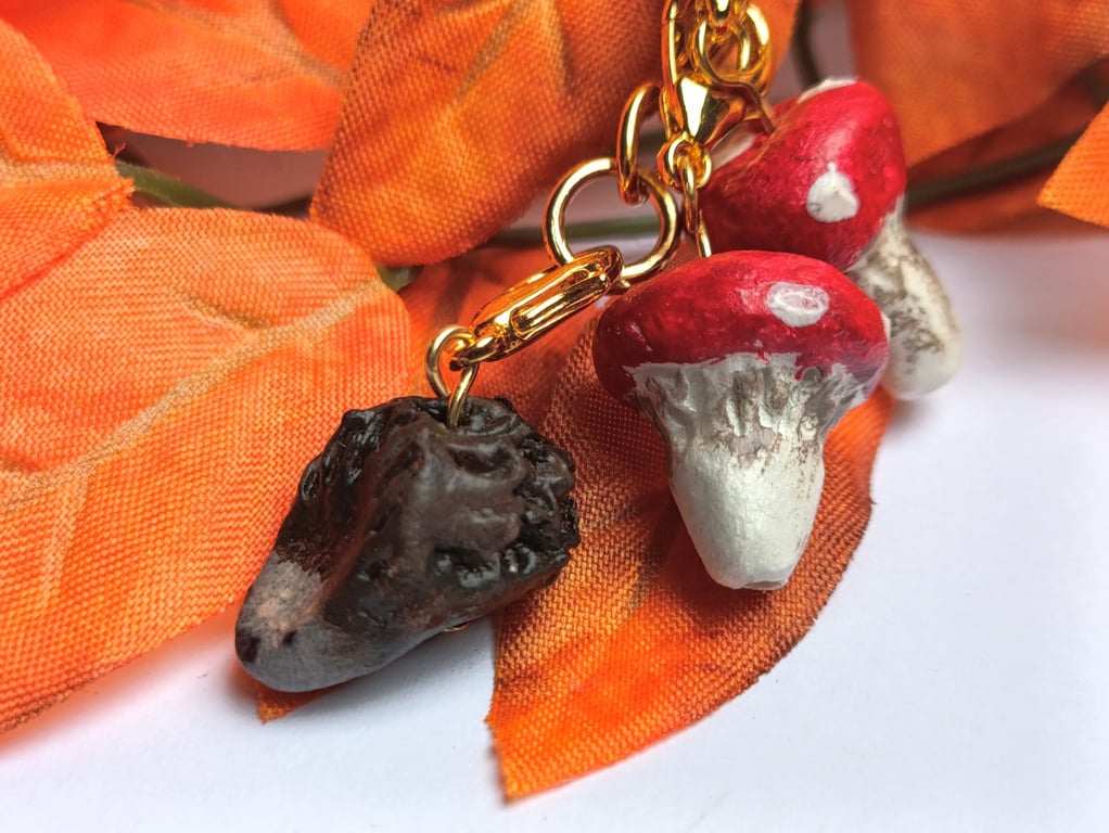 Hedgehog or toadstool charms (sold separately)