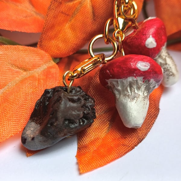 Hedgehog or toadstool charms (sold separately)