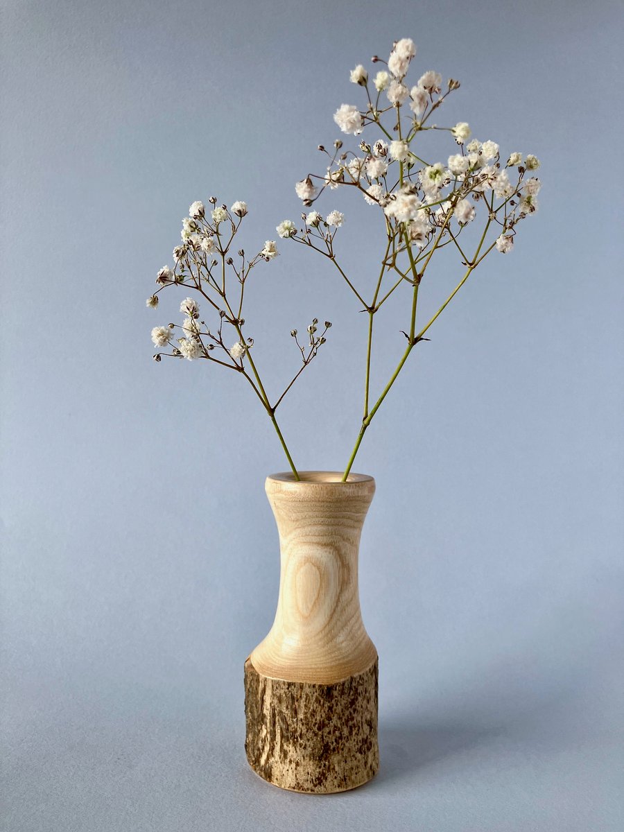 Small, wooden bud vase with live edge – for dried flowers.