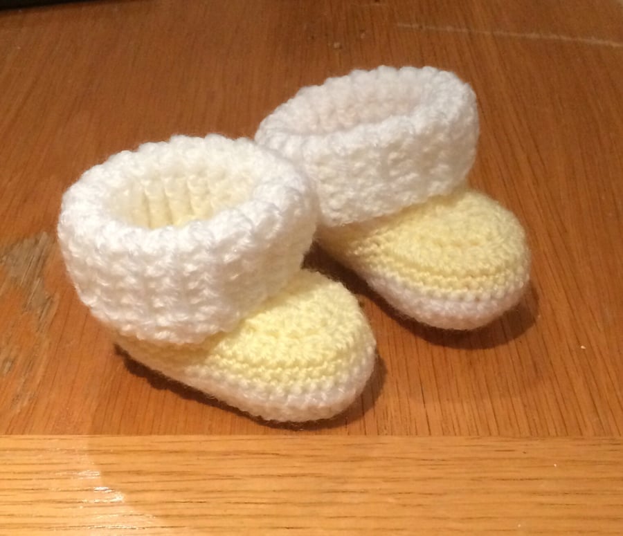 Gorgeous crocheted booties 