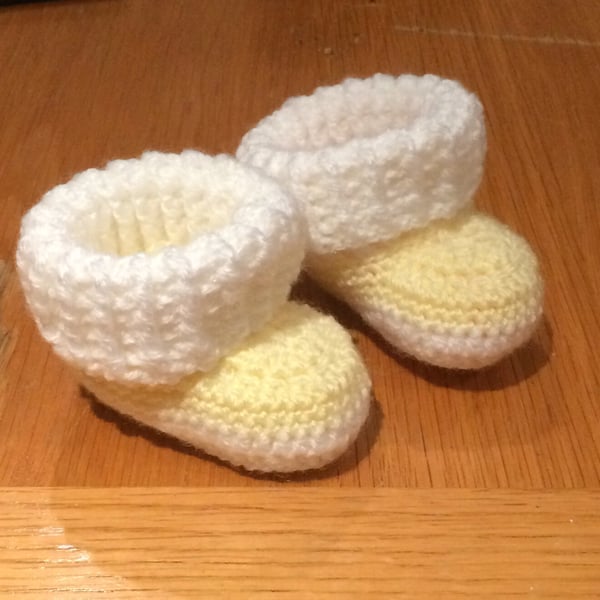 Gorgeous crocheted booties 