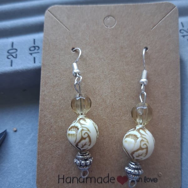 beige clear and patterned earring 