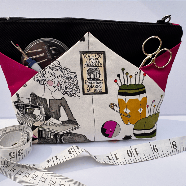 Small multi pocket bag for sewing bits and bobbins