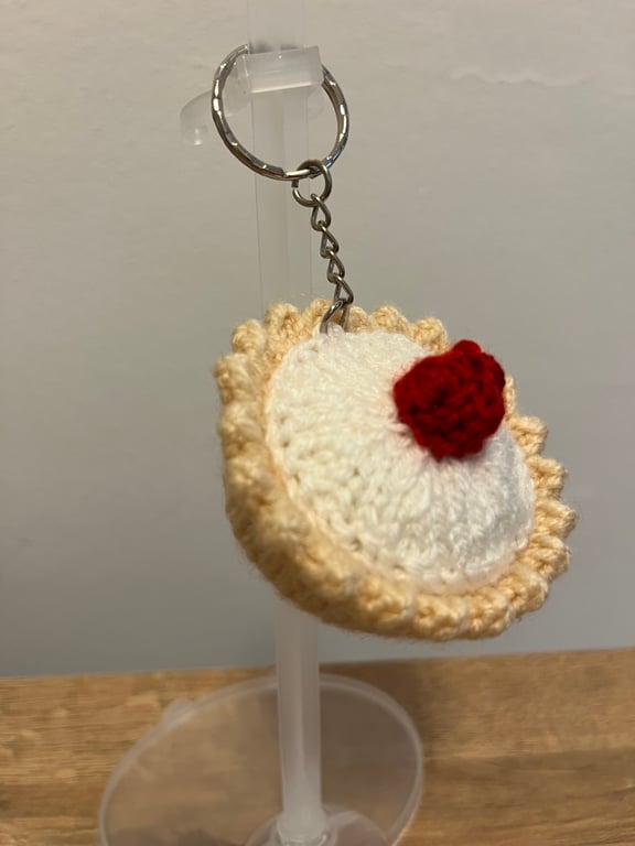 Bakewell Tart knitted key ring.