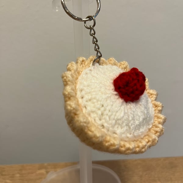Bakewell Tart knitted key ring.