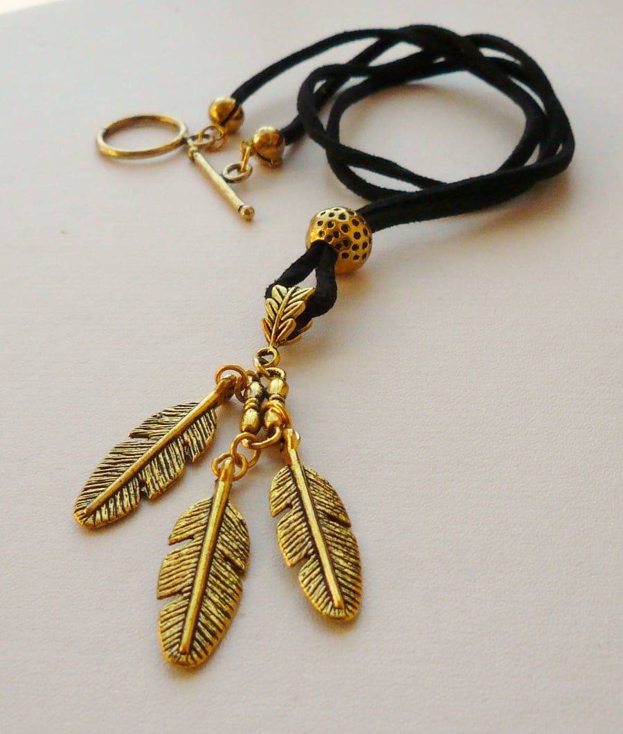 Pendant Cluster Black and Gold Feather  KCJ549