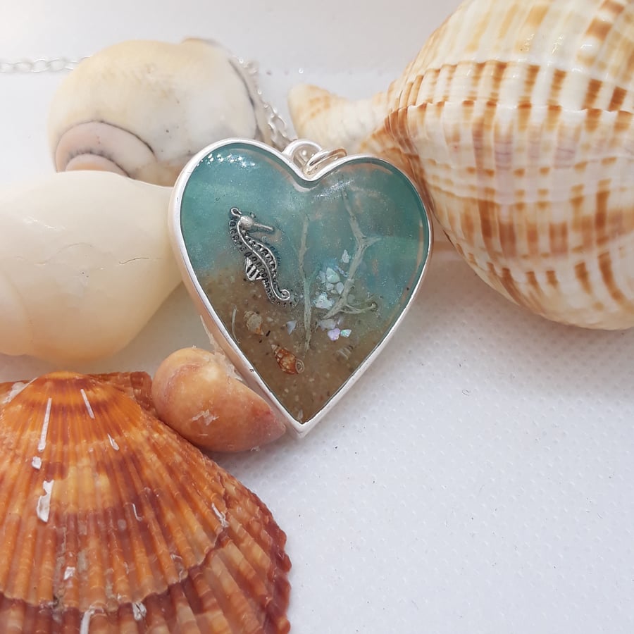 NL237 Resin sea themed heart necklace with seahorse