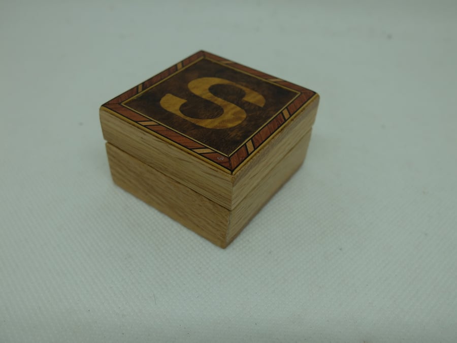 Small box with lift off lid, decorated with letter S
