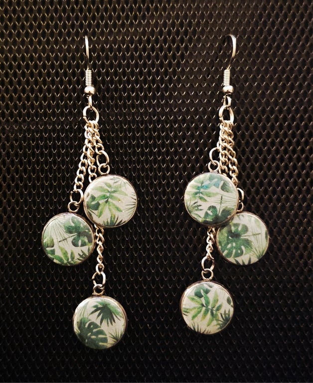 Dangling earrings with leaf design 