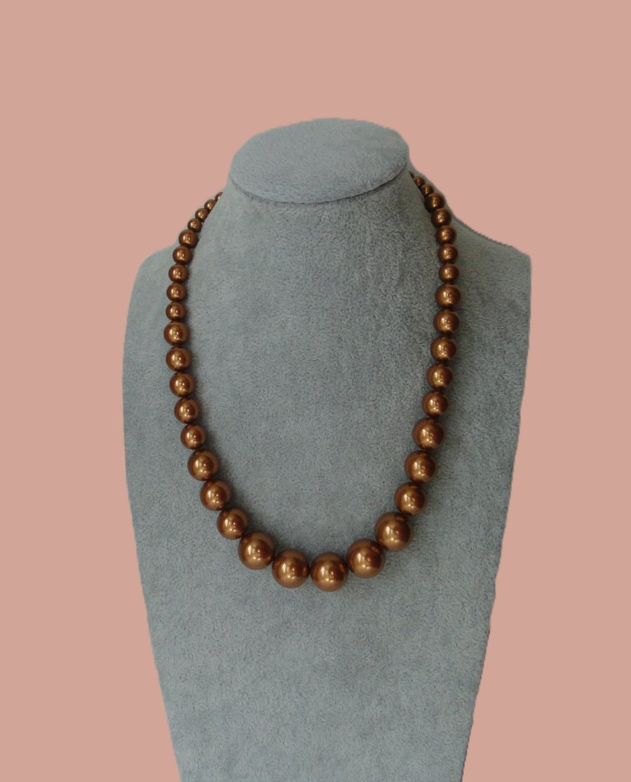 Copper coloured pearl necklace with magnetic heart clasp