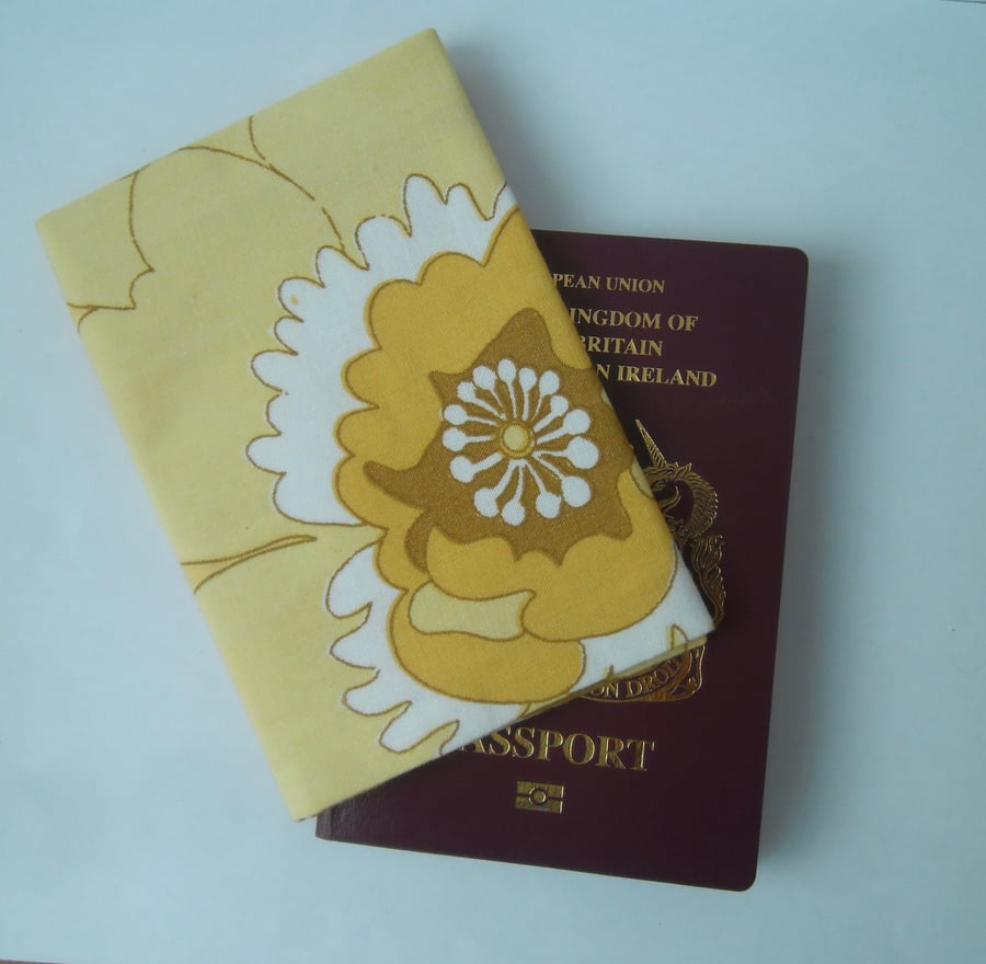 Passport cover in yellow retro print