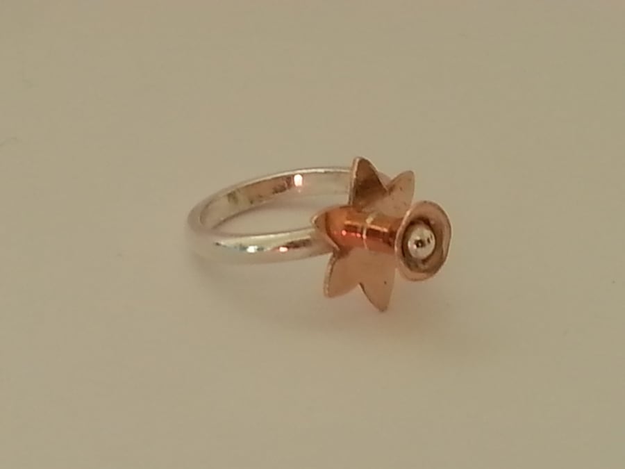 Dainty daffodil ring