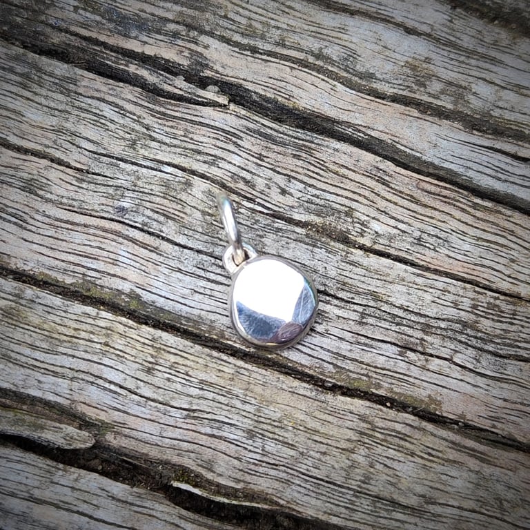Smal silver dot pendant