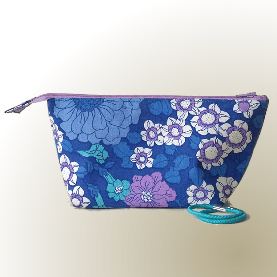 Blue floral, wide zipped pouch, small make-up bag, retro-look