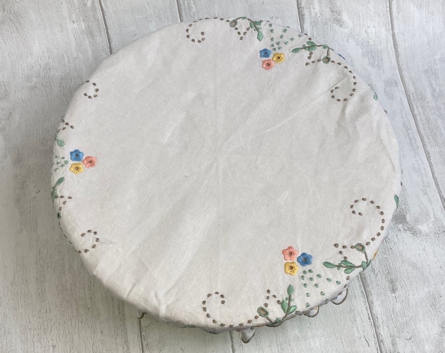 Vintage tray cloth bowl cover to fit a mixing bowl.
