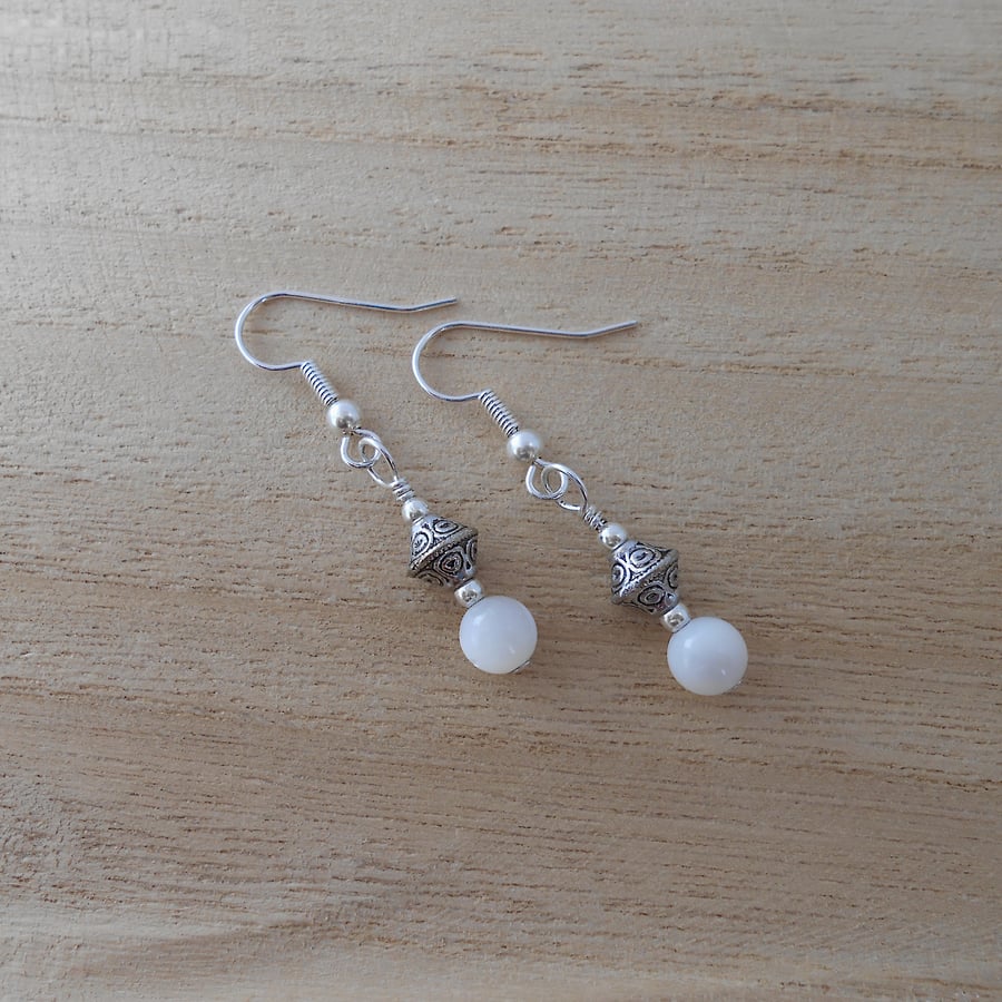 Mother of pearl earrings with silver plated ear wires. Ref 69