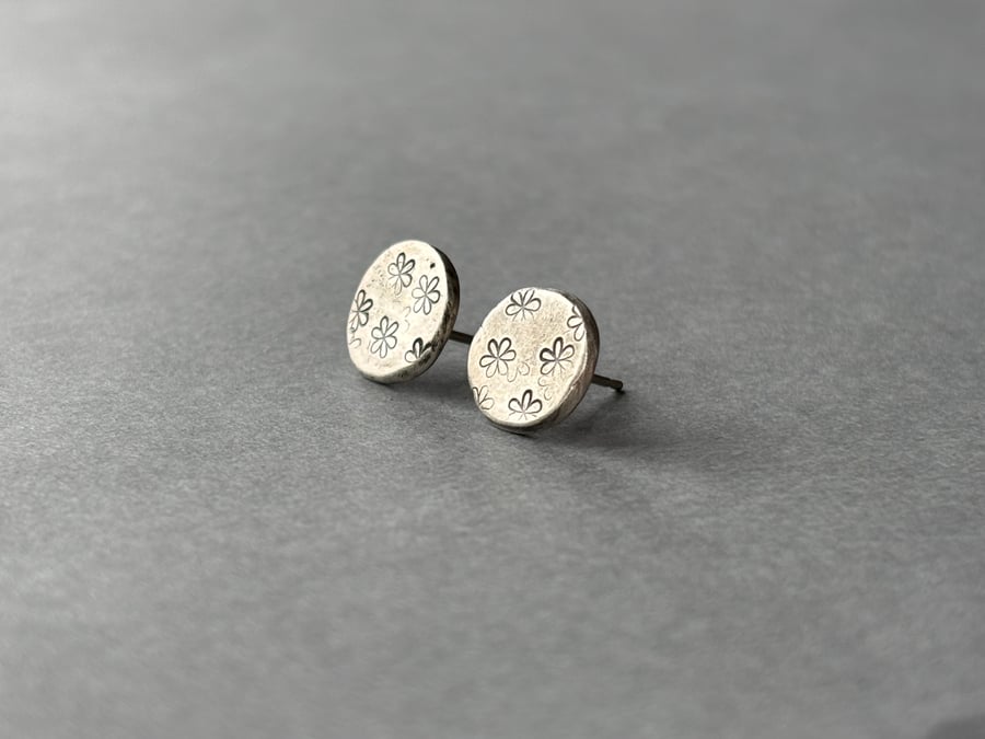 Flower print pebble studs