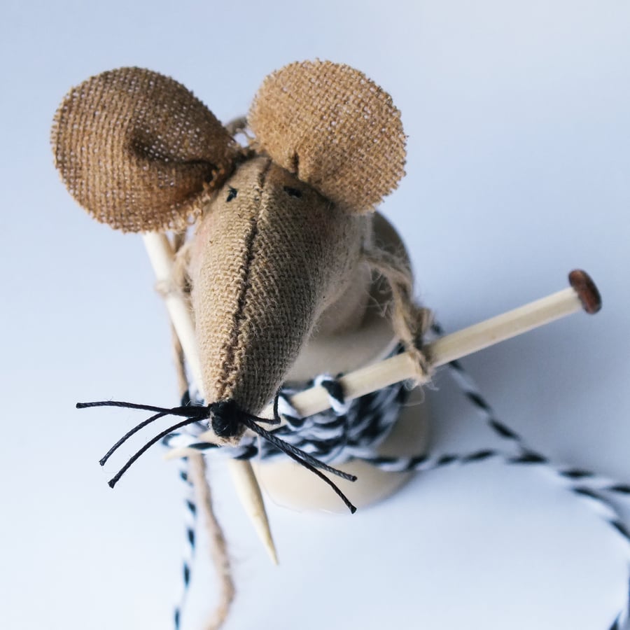 Knitting mouse
