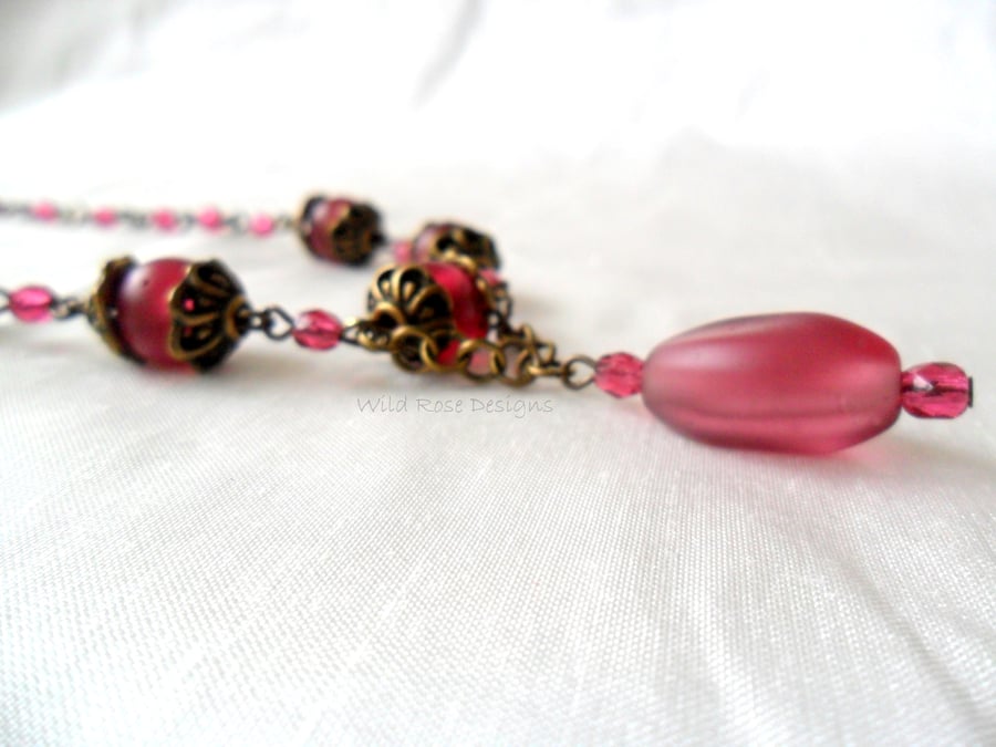 Fuchsia bead pendant necklace 