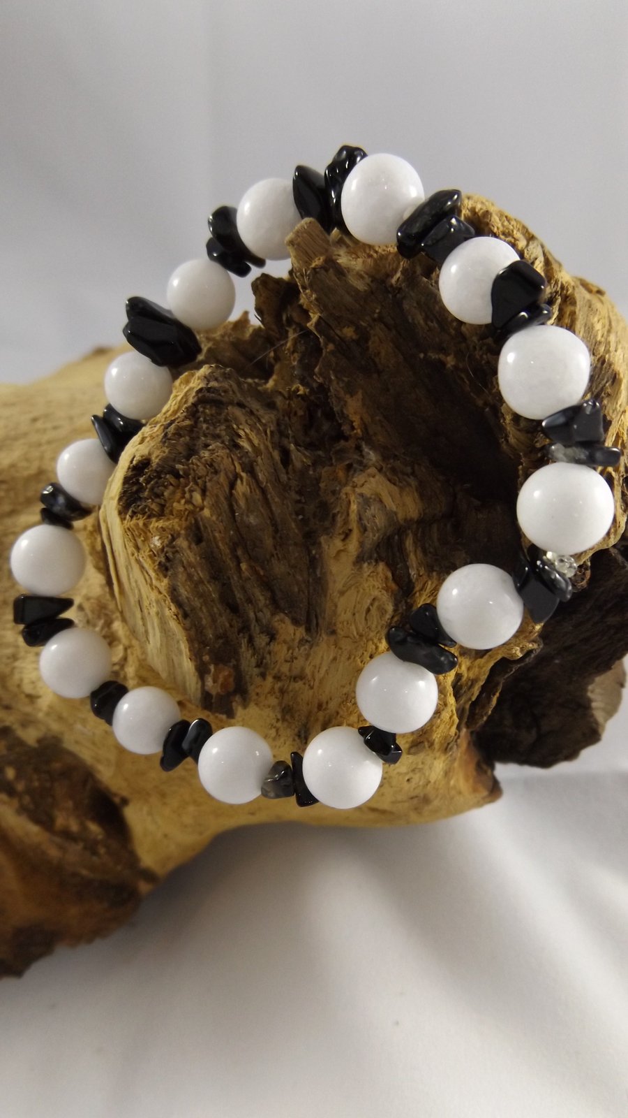 White Quartzite and black agate stretch bracelet