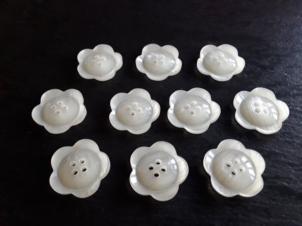 1" 25mm 40L IVORY FLOWER BUTTONS