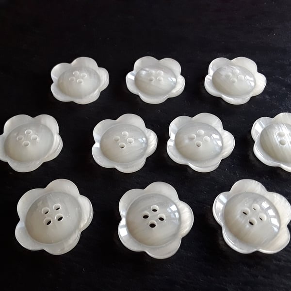 1" 25mm 40L IVORY FLOWER BUTTONS