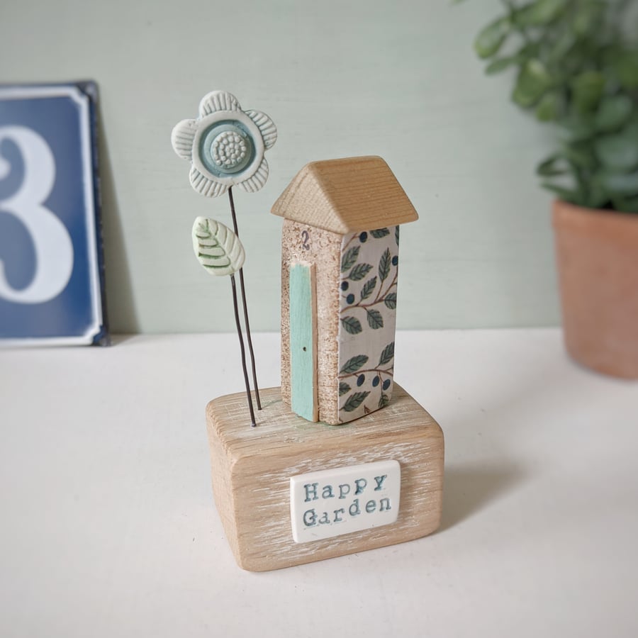  Little Garden Shed with Flower 'Happy Garden'