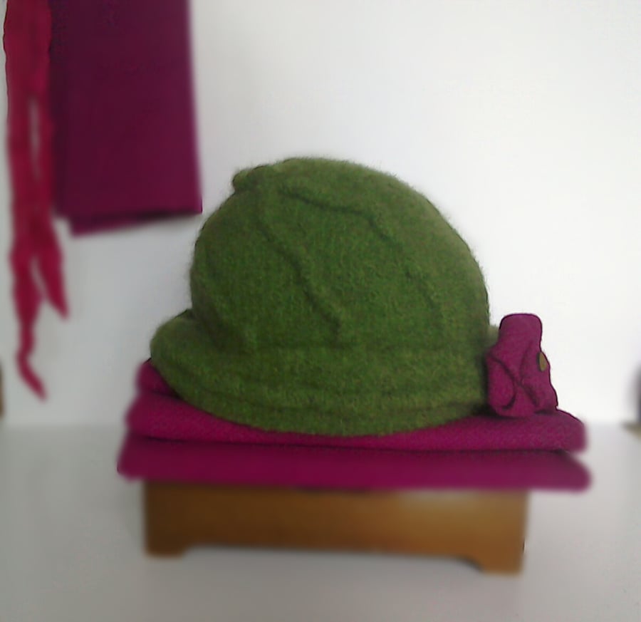 Cloche hat, vintage style in green felted wool with Harris Tweed trim