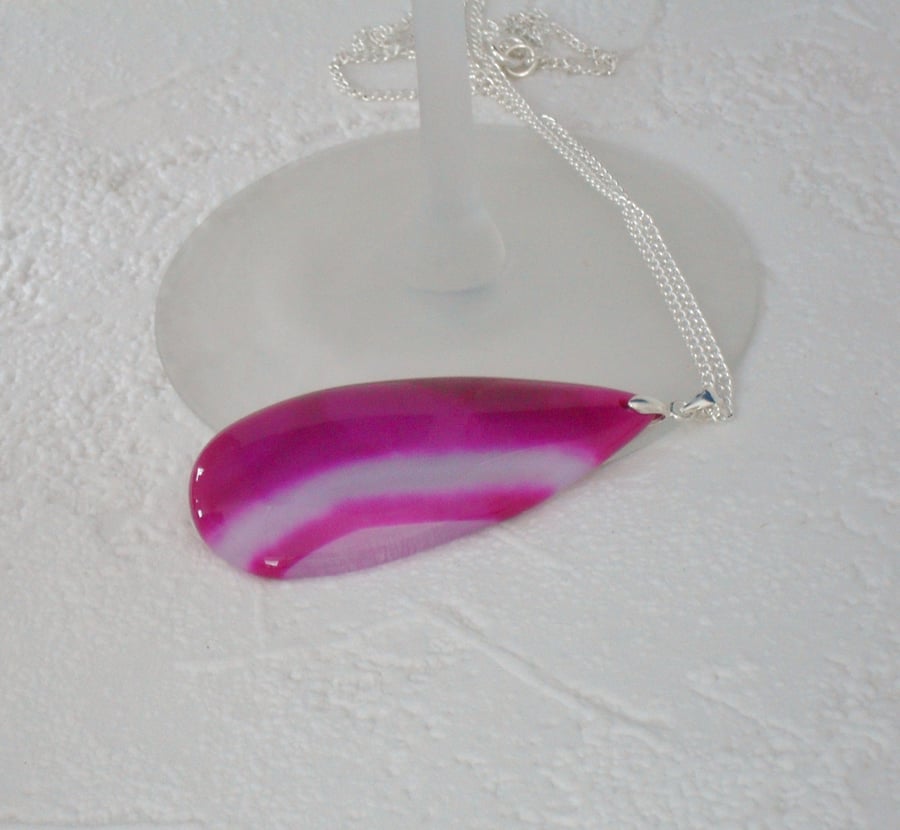 Fushia pink agate pendant necklace