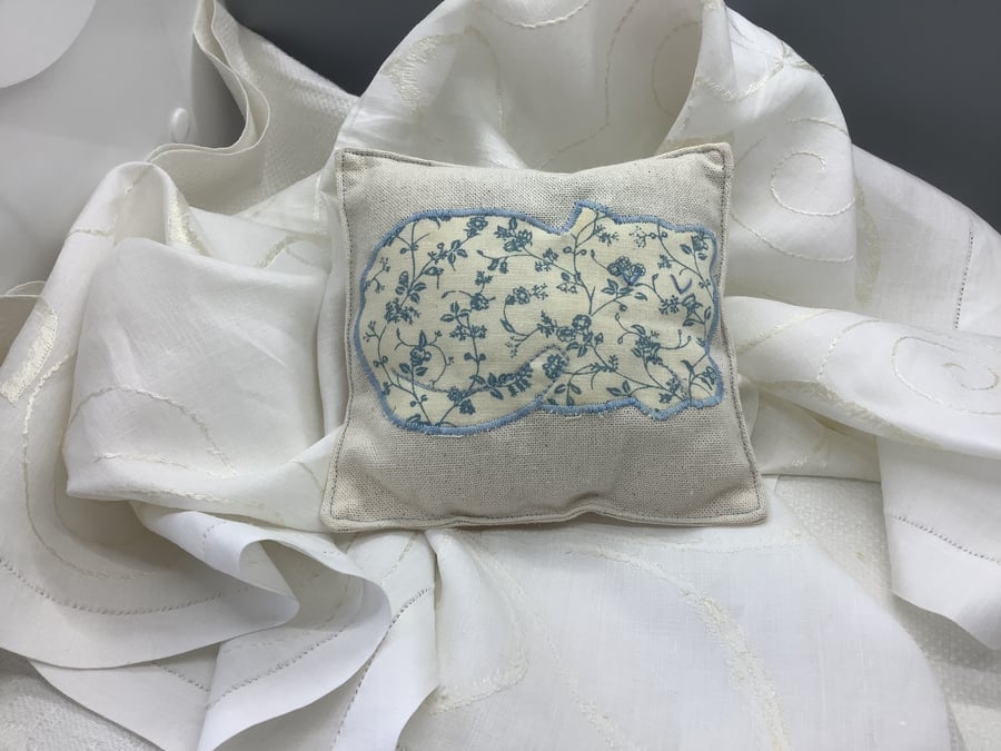 Lavender bag for linen with cat appliqué 
