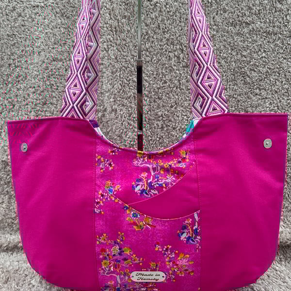 Stylish Everyday Medium Sized Handbag with Expandable Space - perfect pink