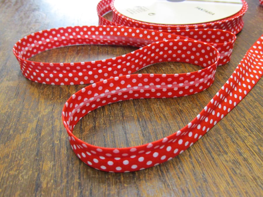 Red spotty folded bias binding (price per metre)