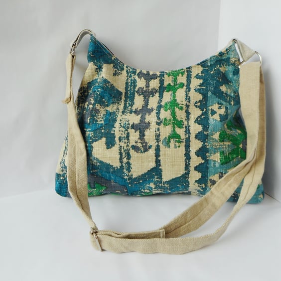Recycled furnishing fabric shoulder bag in stone and blue print