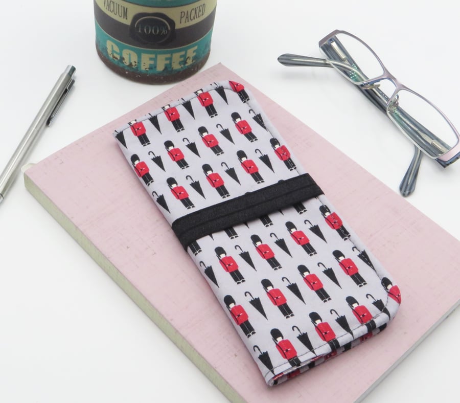 Fabric compact pen wallet with elastic closure