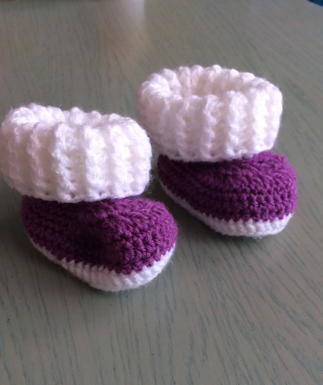 Gorgeous crocheted booties 