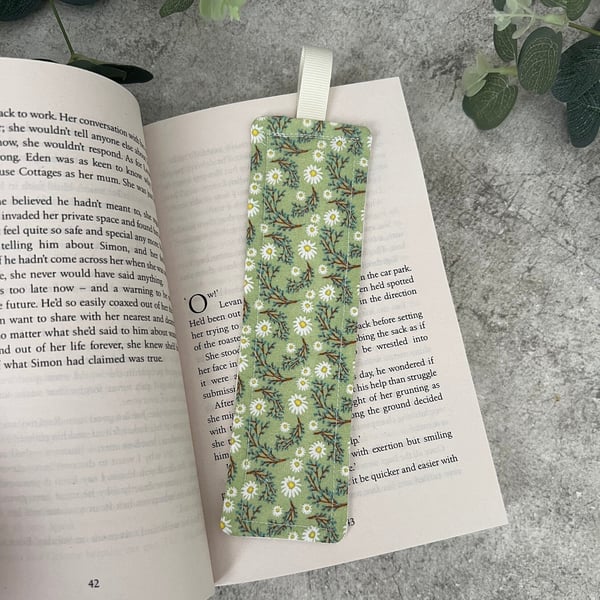 Fabric Bookmark in Daisy Design, Book Lover, Bookworm, Gift