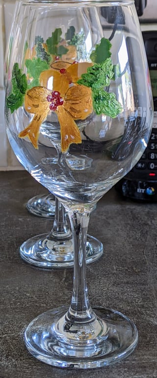 Holly motive wine glasses