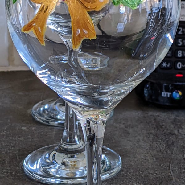Holly motive wine glasses