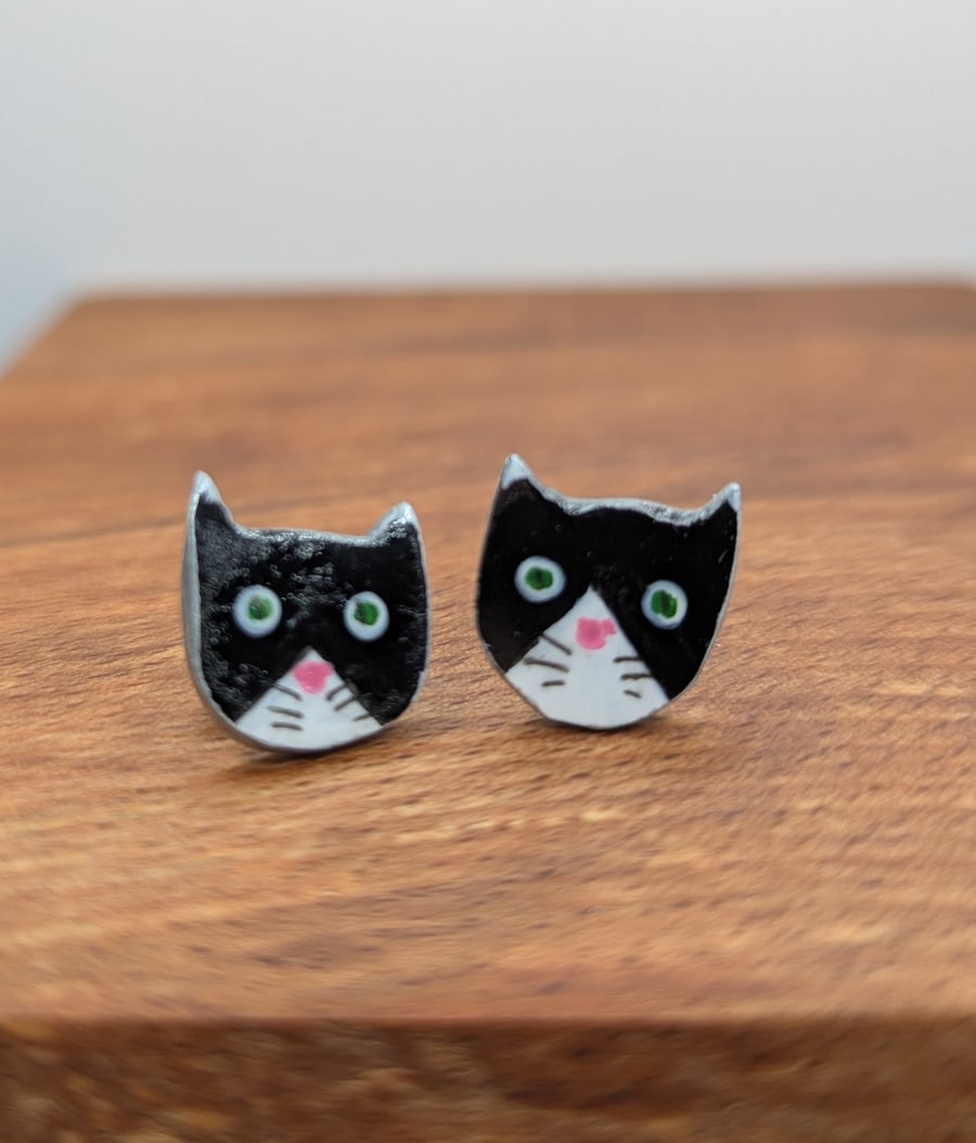 Black cat stud earrings 