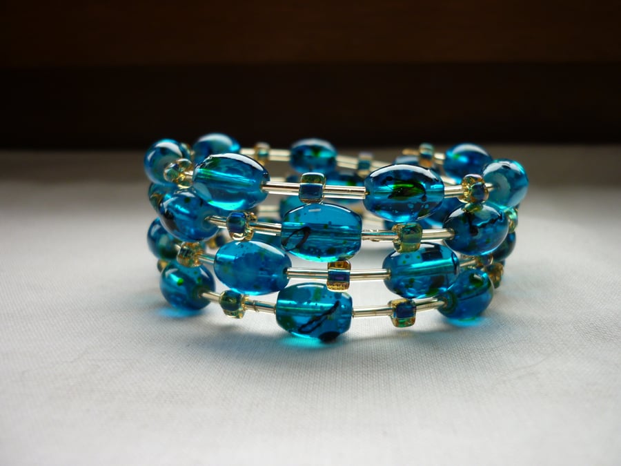 TEAL AND GOLD MEMORY WIRE BRACELET.  1006