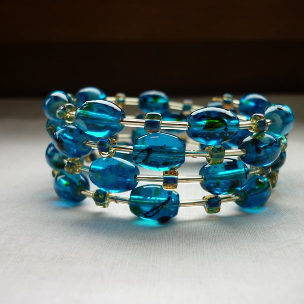 TEAL AND GOLD MEMORY WIRE BRACELET.  1006