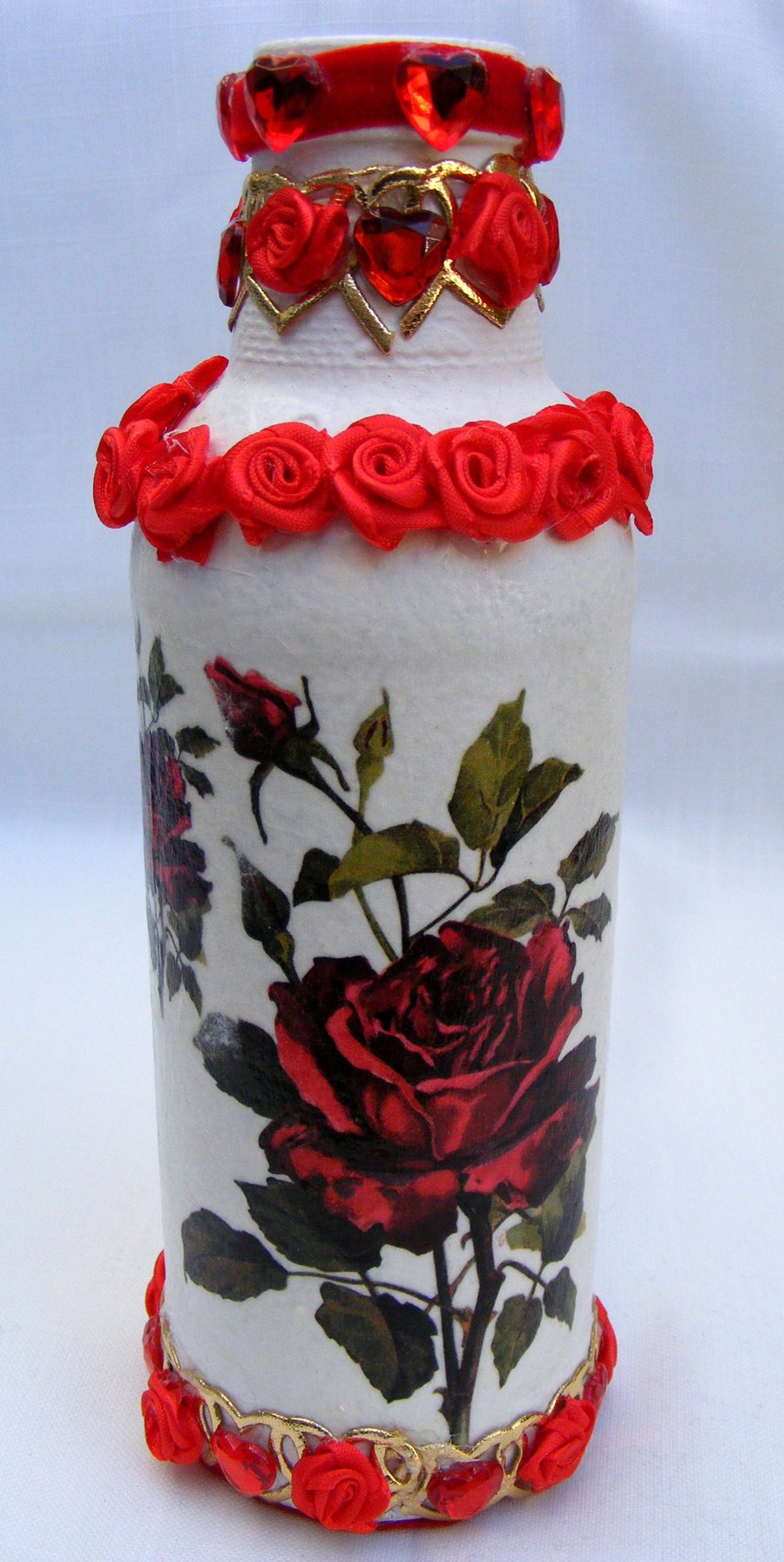 Upcycled glass vase with 5 red velvet roses