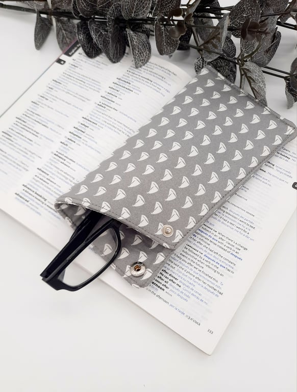Glasses case, light grey sail boats fabric padded case. 