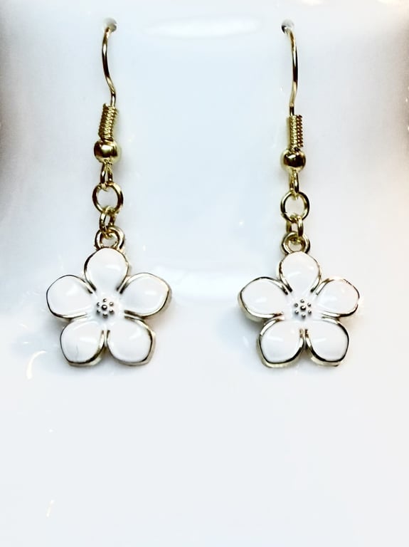 Handmade White Flower Pendant Dangle Earrings with 14K Gold