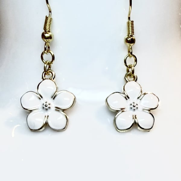 Handmade White Flower Pendant Dangle Earrings with 14K Gold