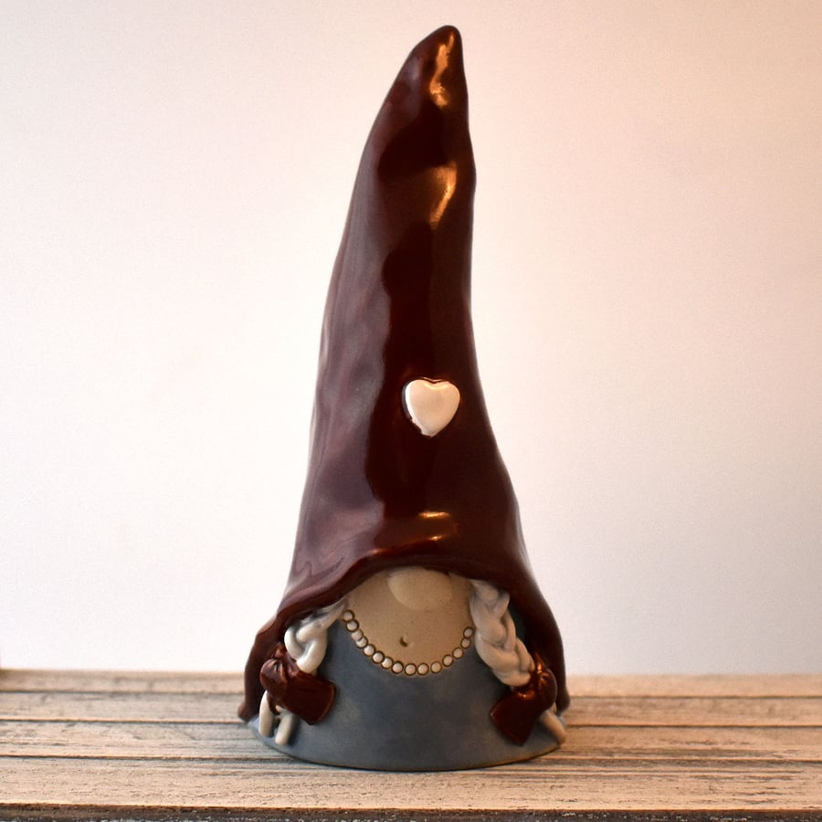 A377 Ceramic Stoneware Nisse Lady Gnome (UK postage included)