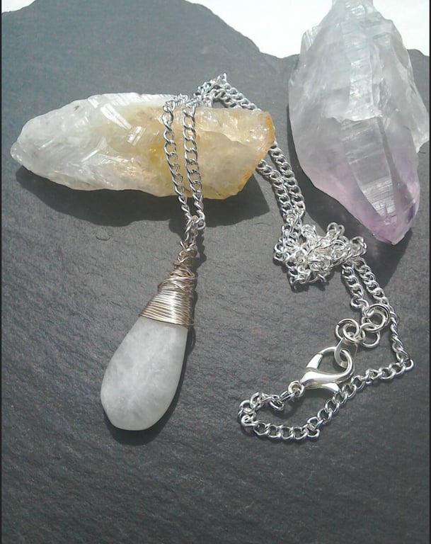 White gemstone wirewrapped pendant necklace 