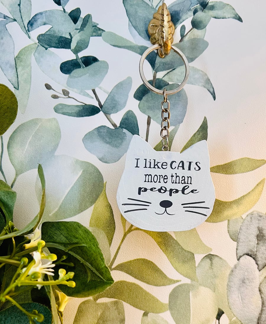 Funny ‘I like cats more than people’ keyring. Perfect gift for cat lovers!