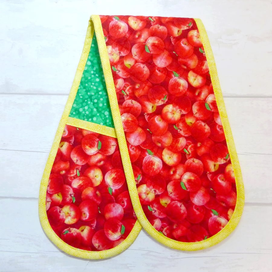 Oven Gloves. Quilted. Red apples