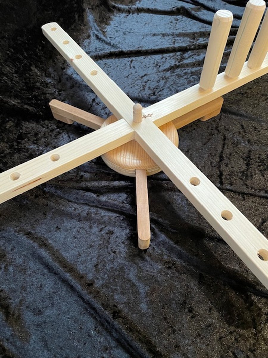 Amish Swift yarn winder